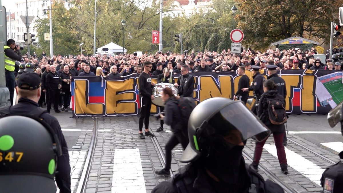 Fanoušci Sparty zablokovali pochodem do Edenu dopravu v Praze